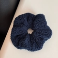 Detail eines dunkelblauen gestrickten Plüsch-Scrunchies mit dicker Stoffstruktur - Teddy-Fleece Scrunchie / Dunkelblau