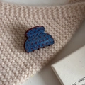 Détail de la pince à cheveux bleue à pois rouges sur un fond en maille douce et élégante - Bleu Denim Point Rouge - Petite Pince Éventail