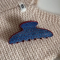 Détail d'une grande pince à cheveux bleue à pois rouges avec texture denim sur un tricot - Bleu Denim Point Rouge - Grande Pince Éventail
