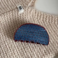 Détail d'une pince à cheveux en denim bleu à pois rouges sur un pull en maille - Bleu Denim Point Rouge - Demi-Cercle Pince