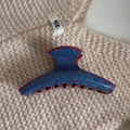 Détail d'une grande pince à cheveux motif denim bleu avec des pois rouges rétro - Bleu Denim Point Rouge - Grosse Pince Droite