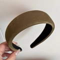 Nahaufnahme des olivgrünen Samt-Haarreifens mit dicker Schwammfüllung und feiner Textur - Vintage Samt Breites Stirnband - Grün