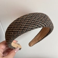 Nahaufnahme von braunem Tweed-Stoff und Futter auf einem gepolsterten Samt-Stirnband - Vintage Karo Breites Stirnband - Braun