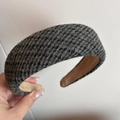 Detail der Tweed-Stoffstruktur auf einem breiten gepolsterten Stirnband für Herbst/Winter - Vintage Karo Breites Stirnband - Schwarz Grau