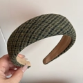 Detail eines gepolsterten Stirnbandes mit grün-schwarzem Vintage-Hahnentritt-Muster - Vintage Karo Breites Stirnband - Dunkelgrün
