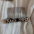 Detalle de peineta con lazo de leopardo y púas de metal plateado sobre tela de lino - Peine con Lazo Leopardo Crema