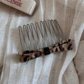 Detalle de peine metálico de 10 dientes con lazo de diseño vintage con estampado de leopardo - Peine con Lazo Leopardo Albaricoque