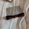 Detalle de peine para el pelo con lazo de leopardo sobre lino natural beige - Peine con Lazo Leopardo Café