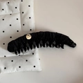 Détail de la pince banane en velours noir avec un médaillon doré pour cheveux épais - Pince Banane / Noir