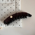 Vue détaillée de la pince banane en velours marron foncé avec charme doré fait main - Pince Banane / Brun Foncé