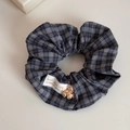 Dettaglio dell'elastico per capelli a scacchi con ciondolo a forma di orso e etichetta - Quadri Blu - Scrunchie Orso