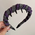 Détail de la texture en tissu tressé violet et floral avec les dents de la pince à cheveux - Patchwork Gris Violet - Serre-Tête à Dents Longues