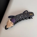 Détail de la pince à cheveux en tissu floral avec ours en peluche et étiquette - Patchwork Gris Violet - Pince Banane Ours