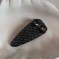 Détail de la barrette BB goutte d'eau avec tissu pailleté noir et cristaux en cœur - Fil d'Argent Gris Foncé - Grande Goutte d'Eau