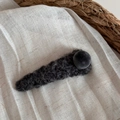 Détail de la pince à cheveux en tricot gris foncé avec boule en peluche pour l'hiver - Gris Foncé avec Pompon