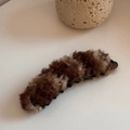 Dettaglio del fermaglio per capelli a banana in morbido peluche marrone con pelliccia sintetica - Albicocca e Marrone