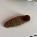 Plüsch-Haarspange in Braun mit weichem Lockenvlies und einem dunkelbraunen Bommel - Plüsch Rundkugel - Kaffee
