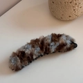 Dettaglio della clip a banana in peluche con pelliccia sintetica e denti interni solidi - blu-marrone