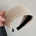 Dettaglio della fascia in maglia a trecce bianco panna con fodera interna nera - Grigio Beige