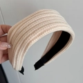 Dettaglio della fascia in maglia beige con trama a trecce spesse e fodera interna nera - Beige
