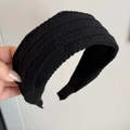 Dettaglio fascia larga nera in maglia a trecce con trama spessa e imbottitura vintage - Nero