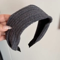 Primer plano de una diadema ancha gris oscuro de punto acanalado para el invierno - Gris