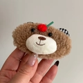 Detalle de pinza para el pelo de peluche osito marrón con adorno de fruta roja tejida - Clip BB Oso / Tostado