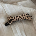 Detail der Katzen-Haarklammer mit Leopardenmuster, Gold-Strassaugen und Schleife - Leopardenmuster