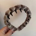 Dettaglio del cerchietto in peluche grigio-marrone con denti interni antiscivolo - Stile Cachi (FD90418)