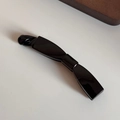 Detailansicht der minimalistischen schwarzen Bananenspange aus Harz mit Hochglanz - Simple Black
