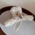 Dettaglio molletta per capelli in peluche crema con sfera argento ed emblema dorato - Bianco Sporco