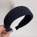 Dettaglio della fascia larga in maglia blu scuro con texture a coste e morbido tessuto - Fascia in Maglia - Blu Marino