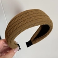Dettaglio della fascia per capelli marrone a maglia con fodera antiscivolo - Fascia in Maglia - Caffè Giallo