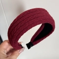 Dettaglio della fascia in maglia rosso vino che mostra la trama spessa e la fodera - Fascia in Maglia - Rosso