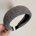 Dettaglio della fascia grigia in maglia a trecce con fodera interna antiscivolo - Fascia in Maglia - Grigio
