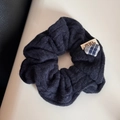 Dettaglio dell'elastico in maglia intrecciata blu scuro con etichetta e cuore a quadri - Elastico in Maglia / Scrunchie in Maglia - Blu Marino