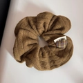 Dettaglio fascia in maglia marrone con toppa a cuore e piccola etichetta con marchio - Elastico in Maglia / Scrunchie in Maglia - Caffè Giallo