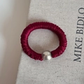 Detalle de coletero de seda rojo oscuro con un adorno de perla plateada metálica - Estilo Liso con Perla / Rojo Año Nuevo