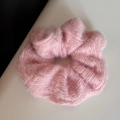 Primo piano dell'elastico rosa in maglia soffice con trama morbida e design ondulato - Rosa