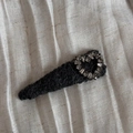 Vue détaillée d'une barrette en peluche à strass en forme de cœur pour l'automne - Cœur Gris Foncé
