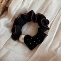 Elastico per capelli nero con bordo marrone, cuore a pois e raffinata perla sintetica - Nero
