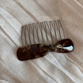 Détail du peigne à cheveux en écaille avec paillettes dorées et texte fait main - Peigne nœud étiquette dorée écaille - Brun