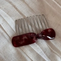 Détail du peigne à cheveux nœud en écaille bordeaux avec gravure dorée fait main - Peigne nœud étiquette dorée écaille - Rouge