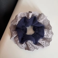 Detalle de coletero de lana azul marino de doble capa con borde de encaje gris floral - Gris Azulado