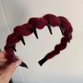 Dettaglio della fascia lavorata a maglia rosso vino con denti interni antiscivolo neri - Rosso