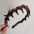 Détail d'un serre-tête en peluche café avec peigne intérieur et nœud élégant - Serre-tête à Dents / Café Point de Flocon de Neige