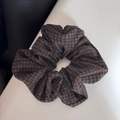 Détail d'un chouchou à carreaux vintage avec texture de tissu tissé de haute qualité - Chouchou à Carreaux - Gris/Brun