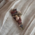 Dettaglio della trama in filato sfumato su un fermaglio per capelli in maglia a mano - Clip Triangolo in Lana Sfumata - Rosa Albicocca