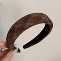 Detalle de diadema ancha a cuadros marrones con forro interior negro antideslizante - Maillard Marrón Café - Diadema