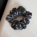 Chouchou à rayures grises en tissu tricoté souple avec design élastique et rétro - Petit / Gris